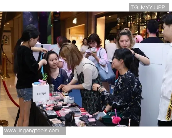 泳池明星引领潮流探索泳池运动新风尚与时尚趋势